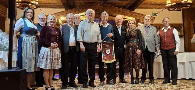 Vierermannschaft Bezirksmeisterschaft Ü-65
Die Bezirksmeister 2026 vom EC Oberndorf mit den Offiziellen; vl GV Frau Maria Braito, Vizebürgermeister Helmuth Hehenberger, Frau Landtagsabgeordnete Claudia Hagsteiner, Georg Brunner, Vizebürgermeister Oberndorf Hannes Waltl, Ehrenobmann des Verbandes Leonhard Stöckl, Peter Wimmer, Gerhard Vogel, Frau Landtagsabgeordnete Katrin Brugger, Bezirksobmann Andi Aberger, Landesfachwart Johannes Lanner. | Foto: Sabine Trabi; Friedl Schwaighofer; Anneliese Hechenberger