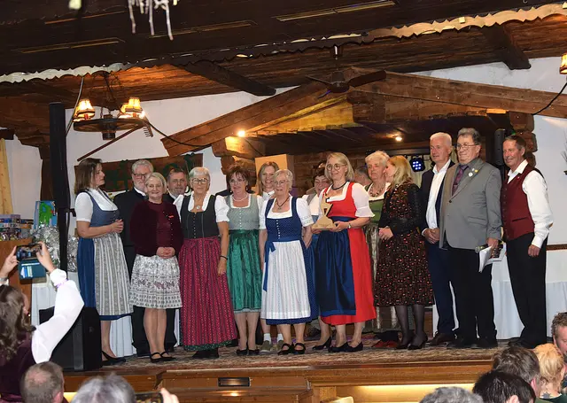 Damen Bezirkscup Moaren 2026  Rang 3 EC Oberndorf;
Die Offiziellen: GV Maria Braito, Vizebürgermeister Helmuth Hehenberger, Frau Landtagsabgeordnete Claudia Hagsteiner, Otto Kügerl, Vreni Groder, Herta Stöckl, Barbara Hofer, Monika Friedl, Irmi Aschaber, Janet Rosenkranz, Sabine Trabi, Frau Landtagsabgeordnete Katrin Brugger, Vizebürgermeister Hannes Waltl, Bezirksobmann Andi Aberger und Landesfachwart Johannes Lanner. | Foto: Sabine Trabi; Friedl Schwaighofer; Anneliese Hechenberger