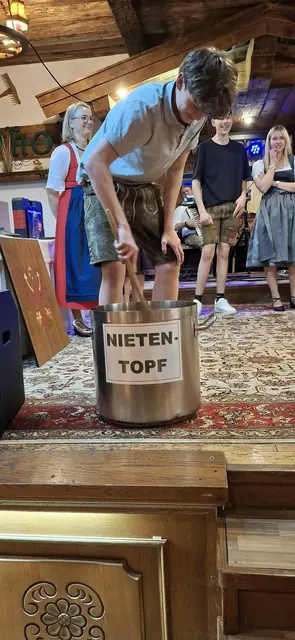 Engel und Bengel ziehen die Preisträger | Foto: Sabine Trabi; Friedl Schwaighofer; Anneliese Hechenberger