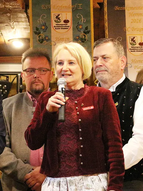 Ansprachen Ehrengäste;  Frau Landtagsabgeordnete Claudia Hagsteiner gratuliert zum 40 jährigen Jubiläum des Balls und ist einmal mehr begeistert vom Zusammenhalt der Vereine. | Foto: Sabine Trabi; Friedl Schwaighofer; Anneliese Hechenberger