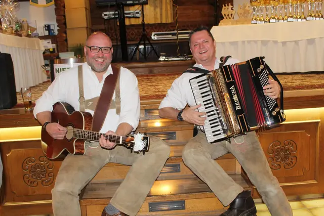 Impressionen im Saal; Florian Marksteiner und Gunter Hubmann die Gletscher Piraten sind bereit. | Foto: Sabine Trabi; Friedl Schwaighofer; Anneliese Hechenberger