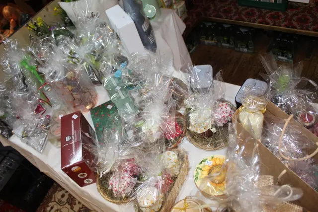 Die Ehrenpreise für die Sieger und Platzierten sind genauso bereit wie 400 Sachpreise. Vielen Dank an alle Fahnenpreis Spender und Unterstützer, an die Tombola Preise Sammler und Spender und natürlich an alle Beteiligten am Saisonabschlussball 2026. | Foto: Sabine Trabi; Friedl Schwaighofer; Anneliese Hechenberger