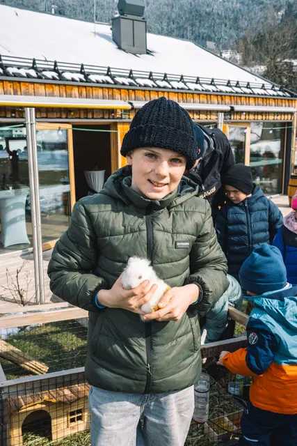 Florian Spörr stellte seine Hasen zum streicheln aus.  | Foto: Pernsteiner