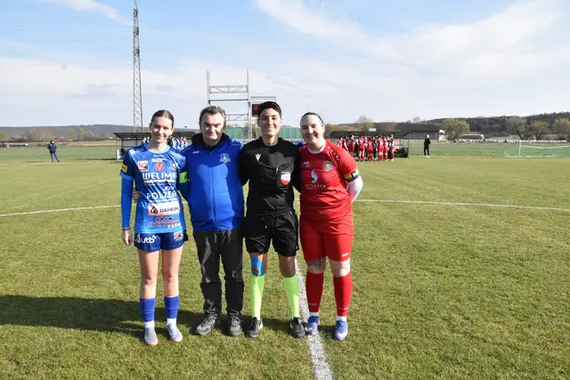Matchpatronanz: Leonie Pinter (Kapitänin Südburgenland), Michael Strini, Schiedsrichter Mihriban Karabalik, Alina Galee (Kapitänin Kittsee) | Foto: MeinBezirk/Michael Strini