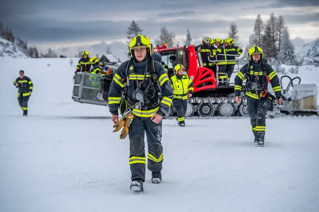 Was passiert, wenn es auf 1.800 Metern Seehöhe brennt, während das Skigebiet im Tiefschnee versinkt? | Foto: TEAM FOTOKERSCHI/ FEUERWEHR HINTERSTODER