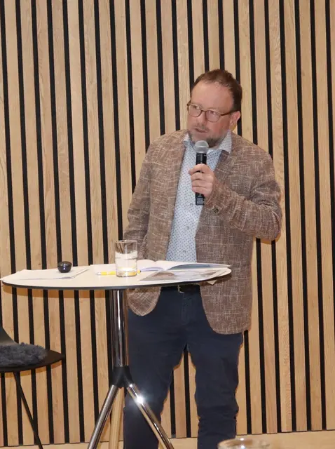 Ing. Markus Mauracher (Geschäftsführer &amp; Regionalwirtschaftliches Programm Pitztal) erläuterte Projekte im Pitztal.  | Foto: Tatschl