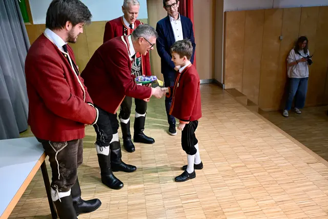 Der jüngste Teilnehmer  Oskar Sander erhielt ein besonderes Präsent. | Foto: Hassl