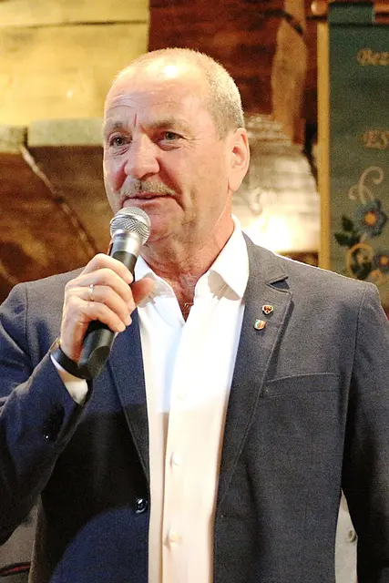 Der Bürgermeister Vertreter für die Gemeinde St. Johann in Tirol Hanspeter Ellmerer der auch  zu unseren Stammgästen zählt hatte mit der kürzesten Ansprache des Abends und mit den besten Wünschen für alle, einen riesen Applaus abgeholt. | Foto: Sabine Trabi; Friedl Schwaighofer; Anneliese Hechenberger