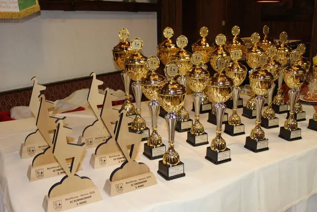 Die Ehrenpreise für die Sieger und Platzierten sind genauso bereit wie 400 Sachpreise. Vielen Dank an alle Fahnenpreis Spender und Unterstützer, an die Tombola Preise Sammler und Spender und natürlich an alle Beteiligten am Saisonabschlussball 2026. | Foto: Sabine Trabi; Friedl Schwaighofer; Anneliese Hechenberger