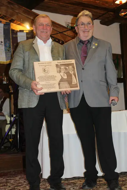 Der Bezirksobmann gratuliert dem Ökonomierat Josef Edenhauser zur Auszeichnung und erläutert: "Lieber Sepp, ich habe als Motiv ein Bild mit unserer Janet Rosenkranz vom Empfangskomitee ausgesucht, weil dich diese Ehrentafel für immer an deine großartigen Ball-Beteiligungen bei uns erinnern soll.!" Vielen Dank für die unzähligen Unterstützungen und bleib uns bitte weiterhin gewogen!"  | Foto: Sabine Trabi; Friedl Schwaighofer; Anneliese Hechenberger