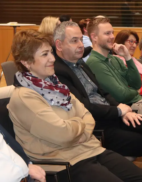 v.l.n.r.: Neues Vereinsmitglied Demet Özgur, die einstimmig für den Bereich Migration bestätigt wurde, Bürgermeister Bartl (Imsterberg) und Bürgermeister Reinstadler (Jerzens). | Foto: Tatschl
