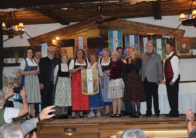 Damen Vierermannschaft Bezirksmeisterschaft 2026
Rang 3 EC Brixen II; vl. GV Maria Braito, Otto Kügerl, Vizebürgermeister Helmuth Hehenberger, GV Hanspeter Ellmerer, Monika Hehenberger, Katrin Straßer, Elfriede Beihammer und Traudi Exenberger, mit der Frau Landtagsabgeordneten Claudia Hagsteiner, Bürgermeister Dr. Walter Astner, GV Franz Adelsberger, Frau Landtagsabgeordnete Katrin Brugger Bezirksobmann Andi Aberger und Landesfachwart Johannes Lanner. | Foto: Sabine Trabi; Friedl Schwaighofer; Anneliese Hechenberger