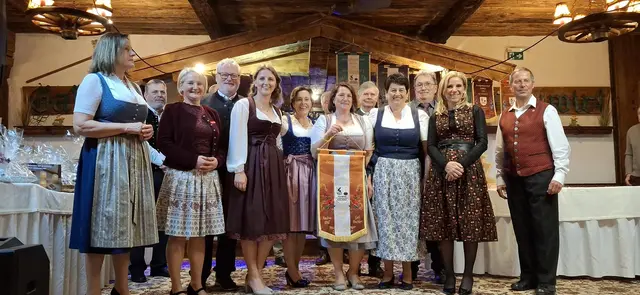Die Damen Vierermannschaft  Bezirksmeisterinnen 2026  EC Brixen I, vl GV Frau Maria Braito, Otto Kügerl, Frau Landtagsabgeordnete Claudia Hagsteiner, Vizebürgermeister Helmuth Hehenberger, Michaela Schipflinger, Andrea Pöll, Geli Bachler, GV Franz Adelsberger, Lisl Wahrstätter, Bezirksobmann Andi Aberger, Frau Landtagsabgeordnete Katrin Brugger und Landesfachwart Johannes Lanner. | Foto: Sabine Trabi; Friedl Schwaighofer; Anneliese Hechenberger