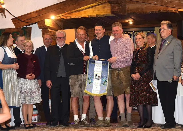 Herren Vierermannschaft Bezirksmeisterschaft 2026
Rang 2 EC Brixen I; vl GV Frau Maria Braito, Otto Kügerl, Frau Landtagsabgeordnete Claudia Hagsteiner, GV Hanspeter Ellmerer, Vizebürgermeister Helmuth Hehenberger, Hans Gartner, Lukas Schipflinger, Rupert Straßer, Frau Landtagsabgeordnete Katrin Brugger, GV Franz Adelsberger und Bezirksobmann Andi Aberger. | Foto: Sabine Trabi; Friedl Schwaighofer; Anneliese Hechenberger