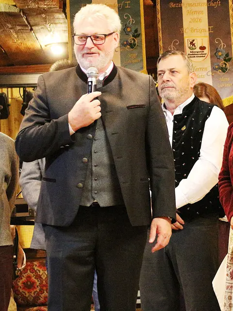 Vizebürgermeister Brixen Helmuth Hehenberger in Brixen bei vielen unserer Veranstaltungen zu Gast heute zum ersten Mal als Vertreter der Gemeinde Brixen beim Ball und auch er zeigt sich begeistert und gratuliert. | Foto: Sabine Trabi; Friedl Schwaighofer; Anneliese Hechenberger