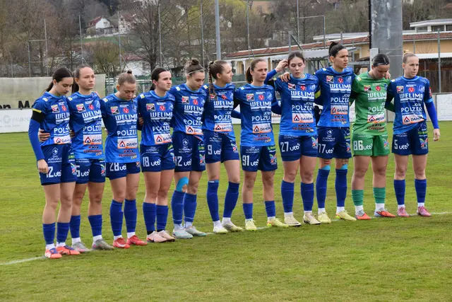 Trauerminute für die tödlich verunglückte Alexandra Wimmer (Spielerin von Blau-Weiß Linz) | Foto: MeinBezirk/Michael Strini