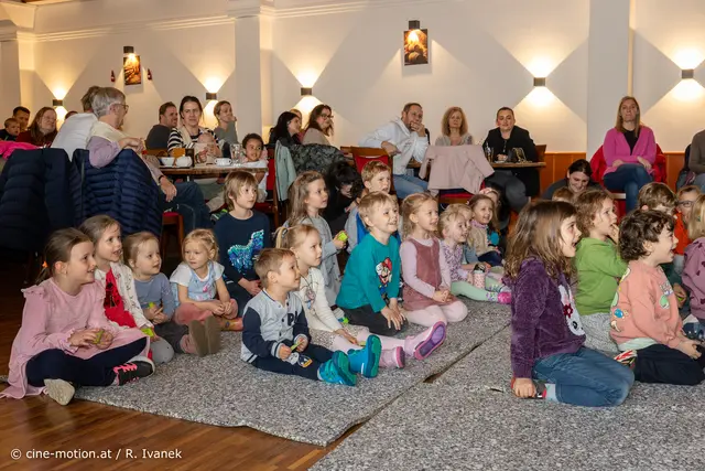 Das Kasperltheater beginnt und begeistertes Mitwirken der Kinder. | Foto: cine-motion.at / R. Ivanek