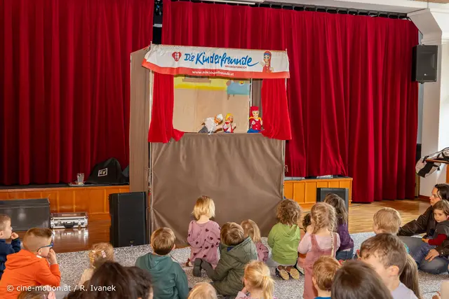 Im Bann des Kasperls - um die 40 Kinder kamen mit Ihren Begleitern. | Foto: cine-motion.at / R. Ivanek