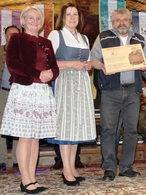 Der zweite Geehrte des Abends, der ehemalige ESV Erpfendorf Obmann Georg Lechner. Der Georg ist bereits in seinen jungen Jahren zur lebenden Legende des Eisstocksports geworden. Dazu haben zahlreiche Erlebnisse, aber auch die Umsetzung des Neubaus der schönen Eisstocksporthalle in Erpfendorf maßgeblich beigetragen. Der Verband bedankt sich bei ihm mit der Übergabe der Ehrentafel und hofft auf seine weitere Unterstützung in den nächsten Jahren. Gratulanten im Bild hinten: Bürgermeister Dr. Walter Astner, Frau Landtagsageordnete Claudia Hagsteiner, GV Kirchdorf Frau Maria Braito und der Geehrte Georg Lechner. | Foto: Sabine Trabi; Friedl Schwaighofer; Anneliese Hechenberger