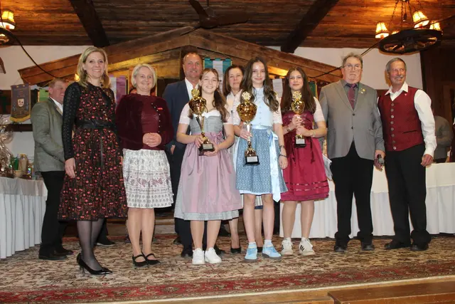 Einzel-Bezirksmeisterschaft U-23w., 2. Madeleine Trixl, Bezirksmeisterin Leni Volstuben und 4. Johanna Krepper im Bild mit den Offiziellen; ÖkR Josef Edenhauser,  Frau Landtagsabgeordnete Katrin Brugger, Frau Landtagsabgeordnete Claudia Hagsteiner, GV Hanspeter Ellmerer, GV Maria Braito, der Bezirksobmann Andi Aberger und der ASKÖ Landesfachwart Hannes Lanner. | Foto: Sabine Trabi; Friedl Schwaighofer; Anneliese Hechenberger
