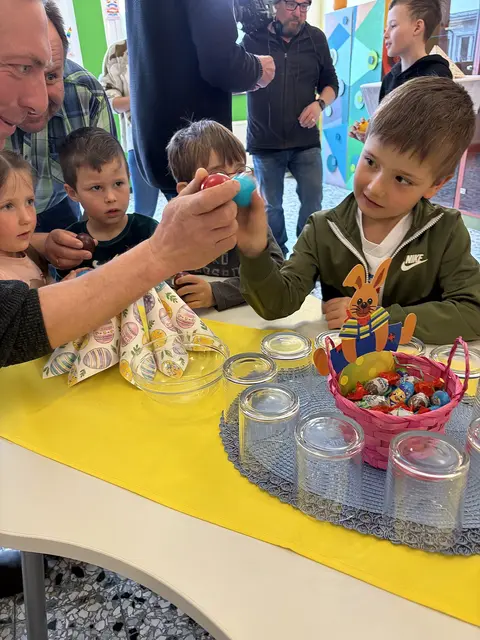 Vom Kindergarten bis zu den Bürgermeistern traten alle beim Eierpecken gegeneinander an. | Foto: MS Virgental