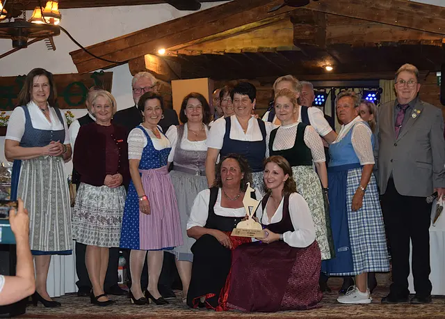 Die Damen Bezirkscupsiegerinnen 2026 vom EC Brixen mit den Offiziellen; GV Frau Maria Braito, Frau Landtagsabgeordnete Claudia Hagsteiner, Vizebürgermeister Helmuth Hehenberger, Andrea Pöll, Geli Bachler, Eva Kiederer, Lisl Wahrstätter, Monika Hehenberger, Traudi Exenberger, und Elfriede Beihammer kniend Katrin Straßer und Michaela Schipflinger. | Foto: Sabine Trabi; Friedl Schwaighofer; Anneliese Hechenberger