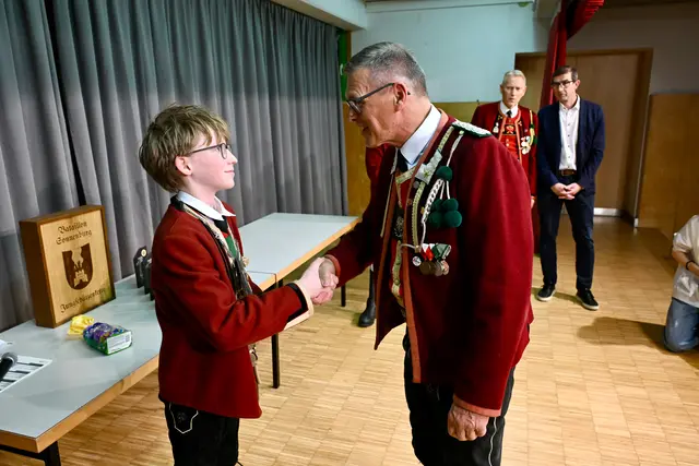 Gratulation für den Jungschützenköbig 2026 durch Bataillonskommandant Hans Knoflach | Foto: Hassl