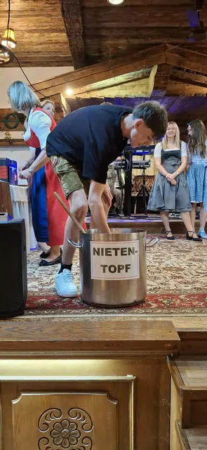 Engel und Bengel ziehen die Preisträger. | Foto: Sabine Trabi; Friedl Schwaighofer; Anneliese Hechenberger