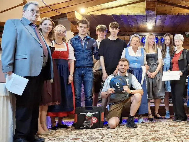 Andi Aberger, Michaela Schipflinger und Janet Rosenkranz gratulieren und die Engerl sowie Bengerl blicken in die glücklichen Gesichter der Gewinner/innen; vl Stefan Hirnsberger gewinnt ein 107teiliges Werzeug Set, Markus Strasser einen Seiwald Sommer Stock von MW Mittersill, Elfriede Beihammer einmal Saison Verleih Gold von Sport 2000 Fieberbrunn, Evi Erhart einen Reise Gutschein der Fa Euro Tours,  | Foto: Sabine Trabi; Friedl Schwaighofer; Anneliese Hechenberger