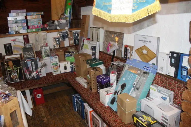 Die Ehrenpreise für die Sieger und Platzierten sind genauso bereit wie 400 Sachpreise. Vielen Dank an alle Fahnenpreis Spender und Unterstützer, an die Tombola Preise Sammler und Spender und natürlich an alle Beteiligten am Saisonabschlussball 2026. | Foto: Sabine Trabi; Friedl Schwaighofer; Anneliese Hechenberger