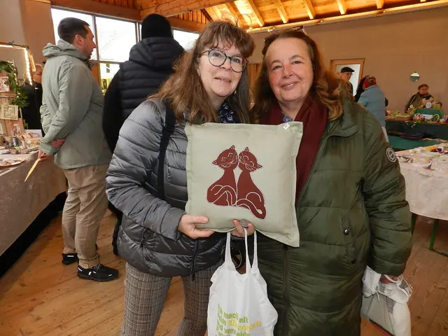 Ursula Peijic und Gabi Scheucher haben das passende Geschenk am Ostermarkt gefunden. | Foto: Heribert Punz