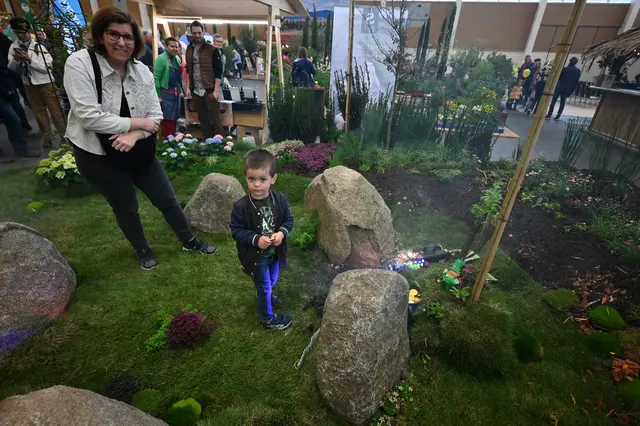 Jonas mit Oma bei Nebelanlage.