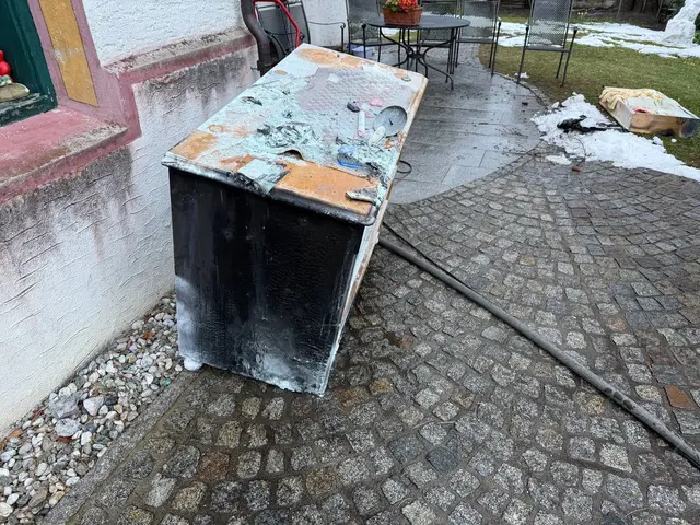 Zwei Männer trugen die qualmende Kommode ins Freie. | Foto: FF Absam