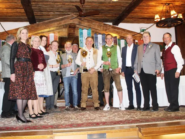 Die besten der Herren Einzel-Bezirksmeisterschaft
mit den Offiziellen ÖkR Josef Edenhauser, Frau Landtagsabgeordnete Katrin Brugger, Frau Landtagsabgeordnete Claudia Hagsteiner, GV Frau Maria Braito, 3. Christian Ortner, 3. Wolfgang Baumann, Vizebürgermeister Hannes Waltl Bezirksmeister Martin Luxner, 2. Markus Kogler GV St. Johann Hanspeter Ellmerer, Bezirksobmann Andi Aberger und ASKÖ Landesfachwart Hannes Lanner. | Foto: Sabine Trabi; Friedl Schwaighofer; Anneliese Hechenberger