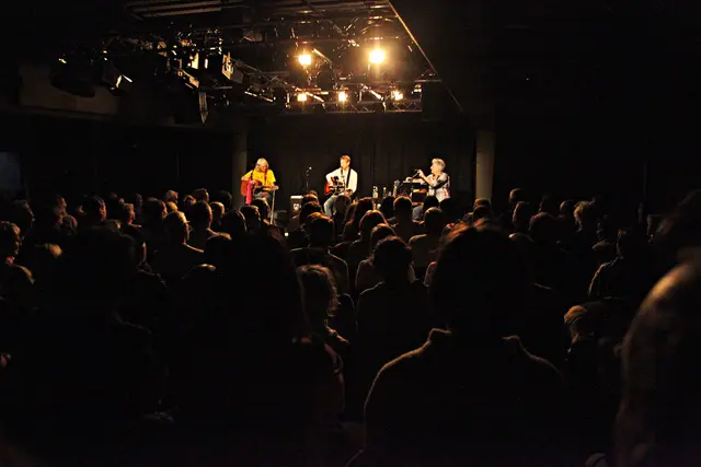 Ausverkauft und brechend voll präsentierte sich die Stadtbühne Imst. Die Konzertbesucher*innen waren vom starken Auftritt der drei sympathischen Musiker sehr angetan.