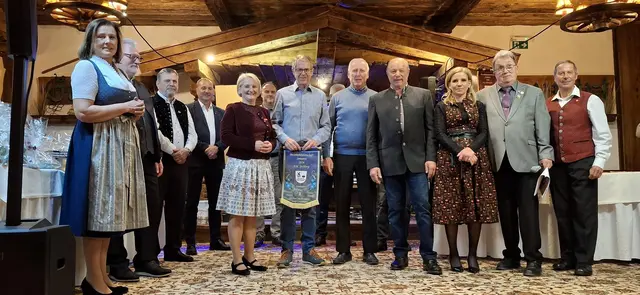 Vierermannschaft Bezirksmeisterschaft Ü-65 Senioren
Rang 3 ESC Jochberger, die Offiziellen, GV Frau Maria Braito, Vizebürgermeister Helmut Hehenberger, Otto Kügerl, GV Hanspeter Ellmerer, Frau Landtagsabgeordnete Claudia Hagsteiner, Bürgermeister Dr. Walter Astner, Walter Kreidl, Josef Landmann und Herbert Hochwimmer, Frau Landtagsabgeordnete Katrin Brugger, Bezirksobmann Andi Aberger und Landesfachwart Johannes Lanner. | Foto: Sabine Trabi; Friedl Schwaighofer; Anneliese Hechenberger