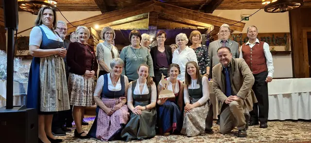 Damen Bezirkscup Moaren 2026  Rang 2 EV Fieberbrunn. Die Offiziellen: GV Frau Maria Braito, Vizebürgermeister Helmuth Hehenberger, Otto Kügerl, Frau Landtagsabgeordnete Claudia Hagsteiner, stehend Manuela Trixl, Maria Tschiltsch, Irmgard Gschnaller, Annemarie Seisl, Maria Bucher, Barbara Trixl, Bezirksobmann Andi Aberger und Landesfachwart Johannes Lanner, kniend Lisi Astner, Martina Puntigam, Lisa Seisl, Annalena Lindner und Bürgermeister Dr. Walter Astner. | Foto: Sabine Trabi; Friedl Schwaighofer; Anneliese Hechenberger