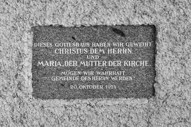 Grundstein neben dem Haupteingang der Pfarrkirche St. Marien in Amstetten. Grundsteinlegungsfeier: 20. Oktober 1974. | Foto: Hans-Peter Kriener