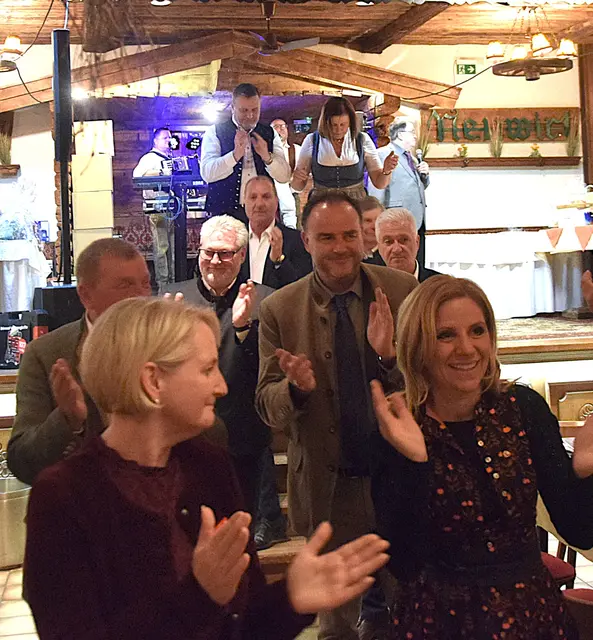 Die Geehrten sind ausgezeichnet die Preise für die sportlichen Leistungen sind vergeben. Die Ehrengäste und das Bezirksverband Team verbschiedet sich unter großen Applaus von der Bühne! Video im Textteil.
Frau Landtagsabgeordnete Claudia Hagsteiner und Frau Landtagsabgeordnete Katrin Brugger schreiten voran! | Foto: Sabine Trabi; Friedl Schwaighofer; Anneliese Hechenberger