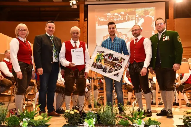 Ehrungen für verdienstvolle Tätigkeiten, v.l. Obfrau Michaela Seifter, Bgm. Patrick Weilharter, Ernst Edlinger, Fabian Pirkner, Kpm. Johannes Oberreiter und Bez. Kpm. Stv. Christoph Lassacher. | Foto: Anita Galler