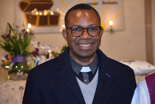 Paulinus, ein Priester, der auf die Leute zugeht und hinhört