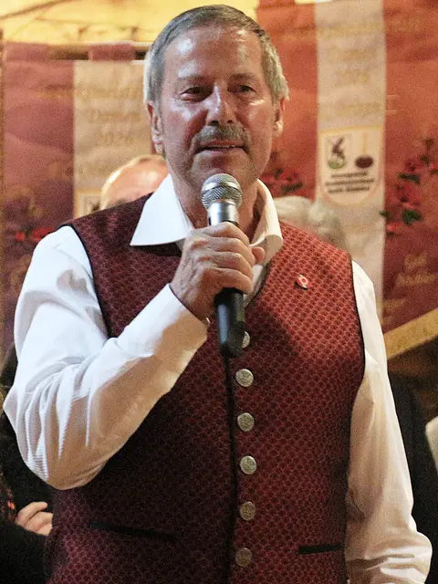 Der ASKÖ Landesfachwart Johannes Lanner sprach von der enorm wichtigen Tätigkeit im Jugendbereich und das organisierte Wettkämpfe für die Jugend ganz einfach das Salz in der Suppe sind. Er gratulierte allen Preisträger/innen schon vorab und freute sich auf einen interessanten Abend. | Foto: Sabine Trabi; Friedl Schwaighofer; Anneliese Hechenberger