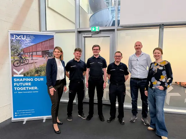 Am Foto von links Professorin Elisabeth Berger (JKU), Alexander Wallner, Philipp Neuhauser, Michael Riegler, Adam Lea-Bischinger (AR Consulting) und Birgit Wimmer (JKU OIC). | Foto: Marco Stadler