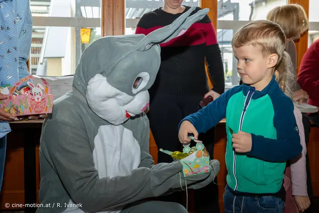 Der Osterhase und seine Helfer verteilen die Osterkörbchen an die Kinder. | Foto: cine-motion.at / R. Ivanek