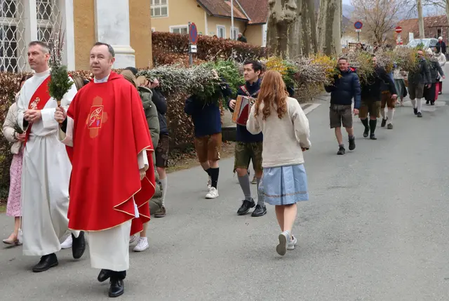 Einzug des Palmbuschens auf den Schultern der LJ-Burschen | Foto: Gerhard Langmann