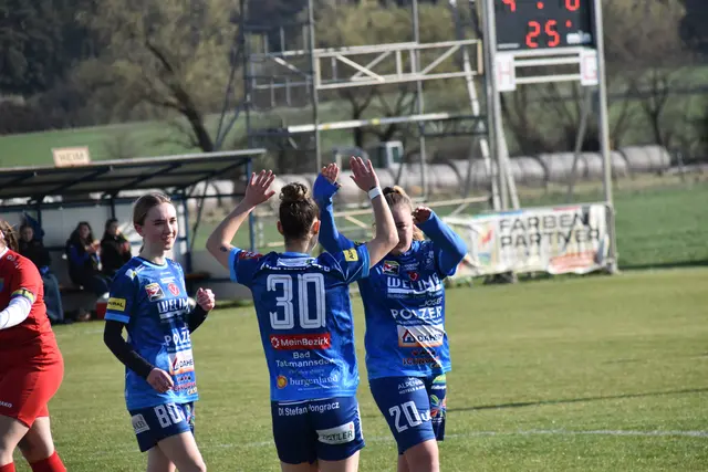 Torschützinnen-Abklatsch: Melina Balaskovits, Rojda Antlitzhofer und Jasmin Dorfmeister | Foto: MeinBezirk/Michael Strini