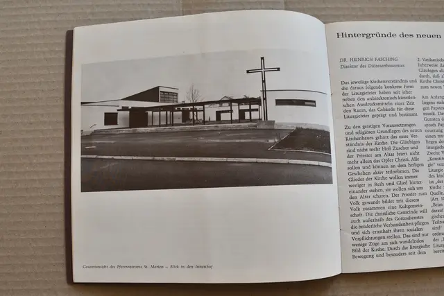 Aufnahme in der Festschrift zur Kirchweihe am 4. Juli 1976 vom Pfarrzentrum St. Marien in Amstetten mit dem am 19. Oktober 1975 gesegneten Außenkreuz. | Foto: Hans-Peter Kriener