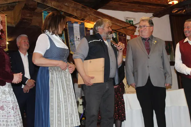 Der Georg bedankt sich bei den Gratulanten und bei seiner Frau für die Unterstützung während der anstrengenden Zeit! Mit im Bild Vizebürgermeister Hannes Waltl, GV Maria Braito, Georg Lechner, Andi Aberger und Johannes Lanner. | Foto: Sabine Trabi; Friedl Schwaighofer; Anneliese Hechenberger