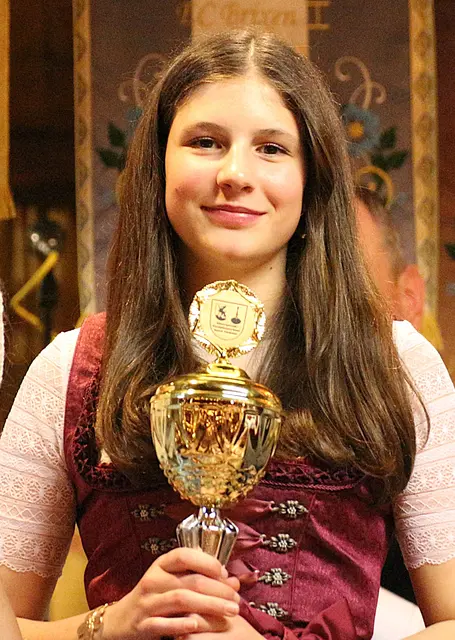 Einen riesen Zusatzapplaus gab es für Johanna Krepper, die kürzlich den Staatsmeistertitel in ihrer Altersklasse nach Waidring holte. Herzliche Gratulation zu dieser sensationellen Leistung! | Foto: Sabine Trabi; Friedl Schwaighofer; Anneliese Hechenberger