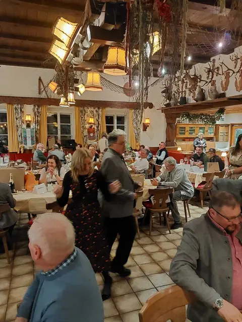 Nach 40 Minuten volle Power war es dann schon wieder der letzte Tanz vor dem nächsten Ehrungsteil!
Frau Landtagsabgeordnete Katrin Brugger und Bezirksobmann Andi Aberger. | Foto: Sabine Trabi; Friedl Schwaighofer; Anneliese Hechenberger